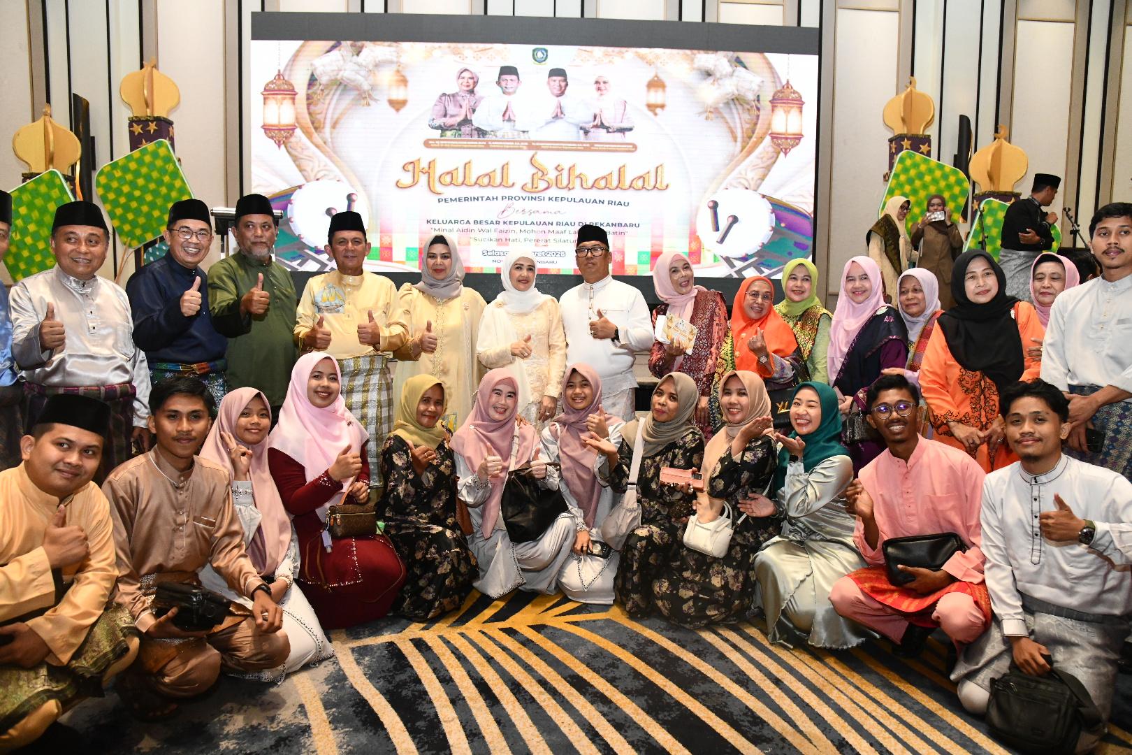 Gubernur Ansar dan Wagub Nyanyang Pererat Silaturahmi Warga Perantauan Melalui Halal Bihalal di Pekanbaru