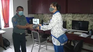 Korcab IV DJA I Bagi-Bagi Masker Hasil Buatan Sendiri