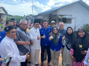Gubernur Ansar Nyalakan listrik di Kampung Tanjung Gundap, Kecamatan Sagulung