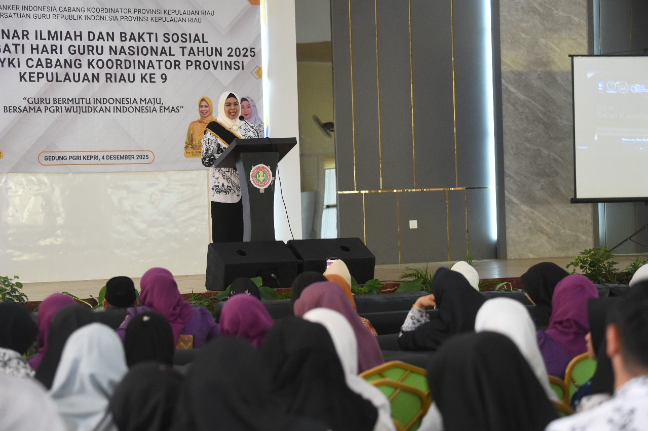 Dewi Ansar Dikukuhkan Sebagai Bunda Guru Provinsi Kepri