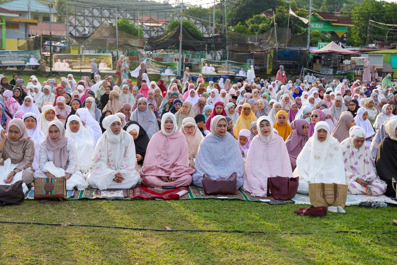 Gubernur Ansar Sholat Idulfitri Bersama Masyarakat Batam