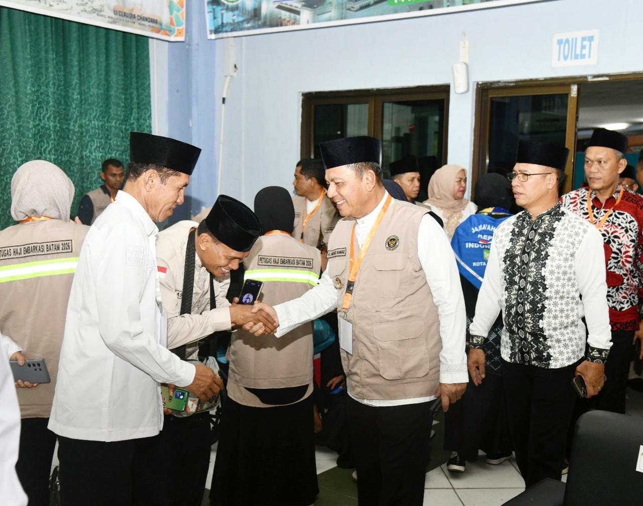 Gubernur Ansar Lepas Kloter Pertama Haji, Pesan Jaga Kesehatan dan Nama Baik Daerah