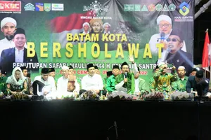 Gubernur Ansar Pimpin Masyarakat Batam Bersolawat