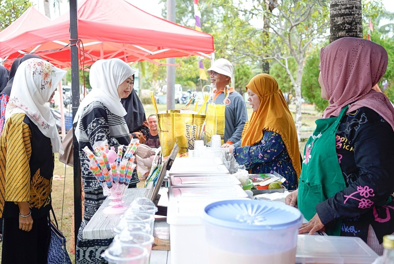 Nenny Nyanyang Buka Wondersea  Kampung Bugis Party