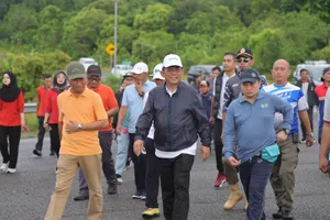 Gubernur Ansar Hadiri Jalan Santai dan Senam Sehat Dalam Rangka HUT ke-52 KORPRI