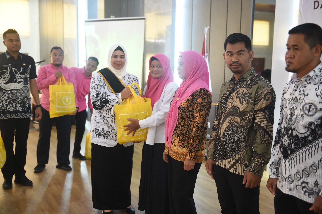 Dewi Ansar Dikukuhkan Sebagai Bunda Guru Provinsi Kepri