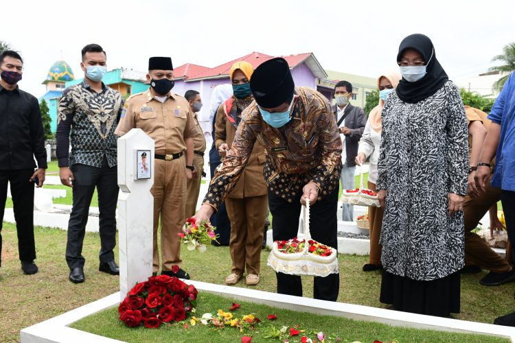 Ziarah ke Makam HM Sani dan Bunda Tumirah