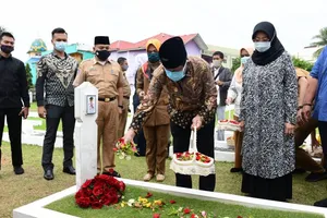 Ziarah ke Makam HM Sani dan Bunda Tumirah