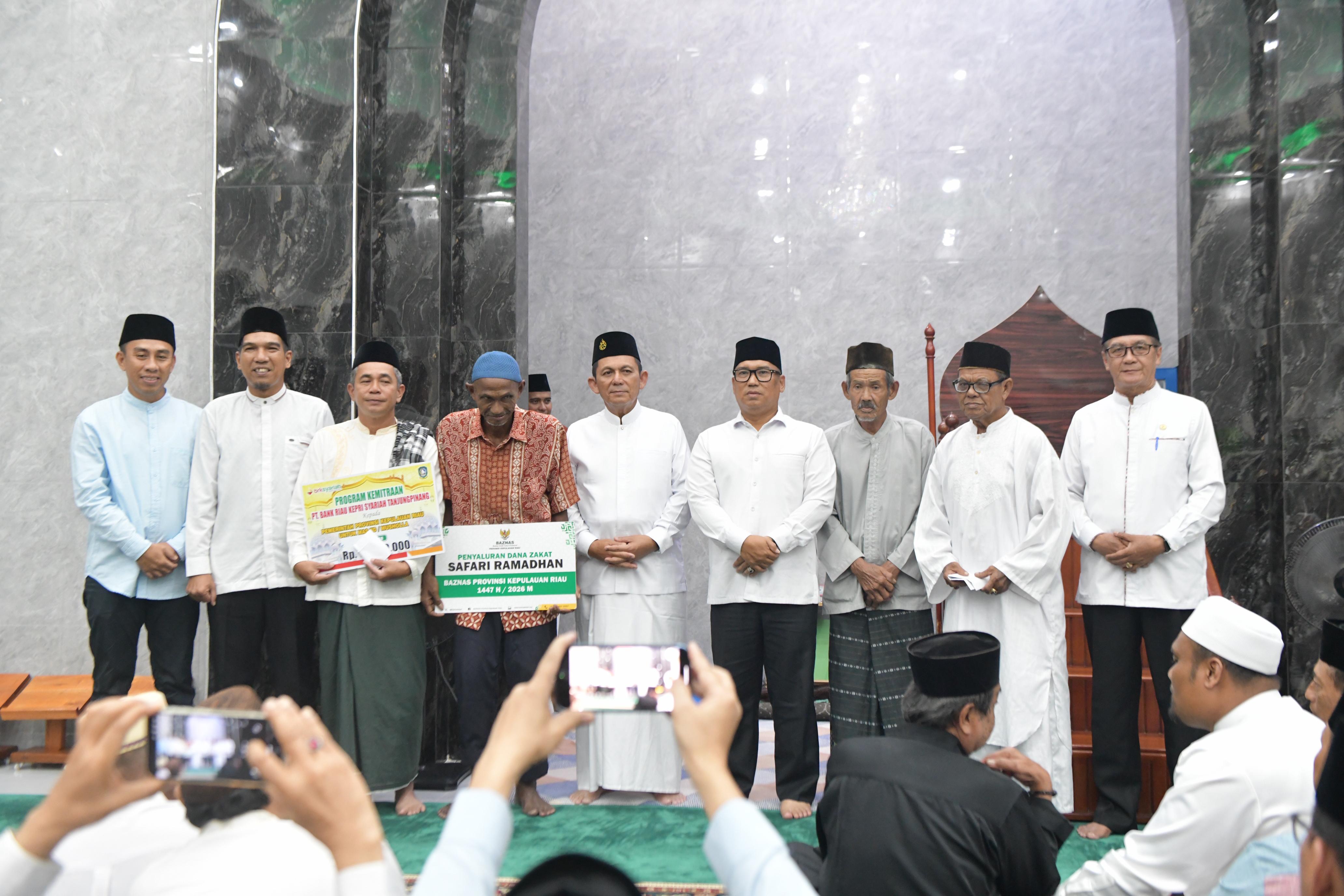 Gubernur Ansar dan Wagub Nyanyang Safari Ramadan di Lingga, Serahkan Bantuan CSR Rp15 Juta untuk Dua Masjid