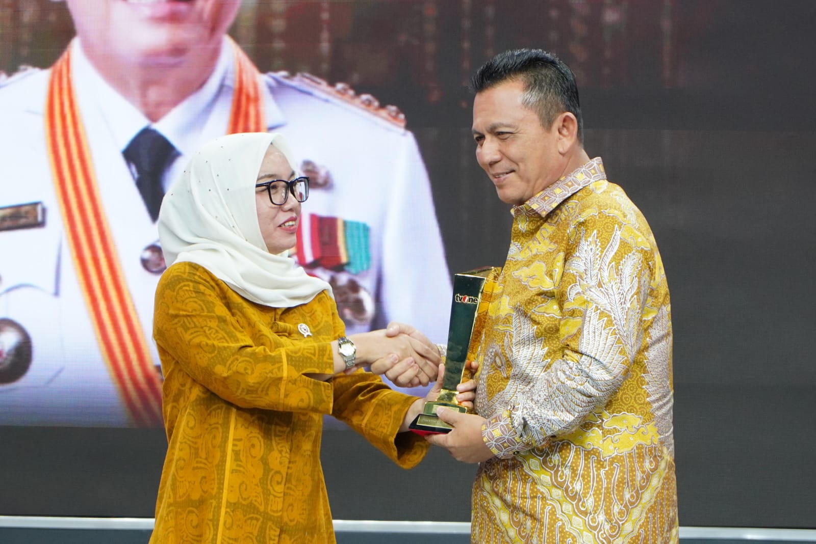 Gubernur Ansar Menerima Penghargaan Inovator Ekonomi Inklusif Daerah