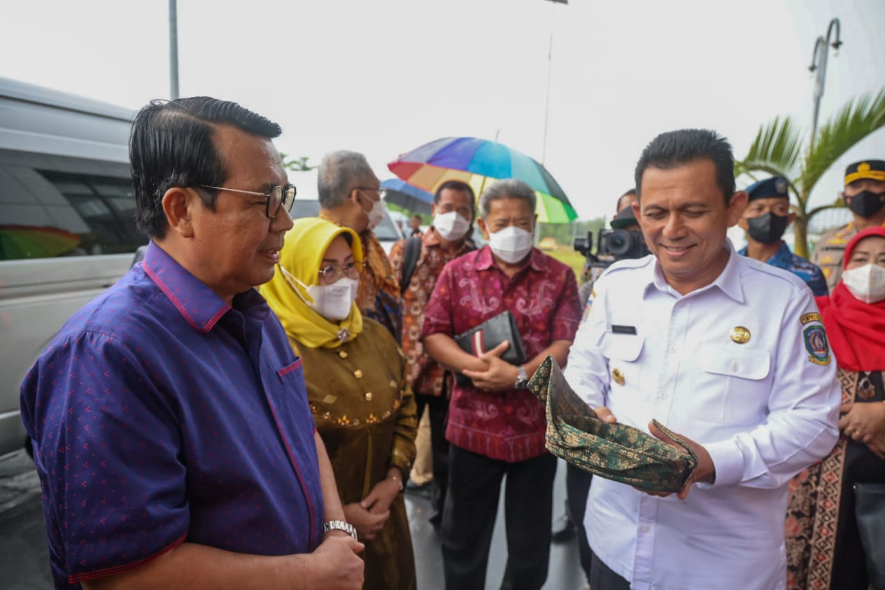 Gubernur Ansar Sambut Kedatangan Ketua Makamah Agung RI di Bandara RHF Tanjungpinang