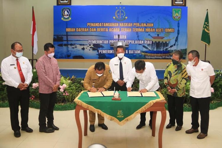 Disaksikan Kajati Kepri, Pemprov Kepri dan Pemko Batam Tandatangani NPHD dan BMD