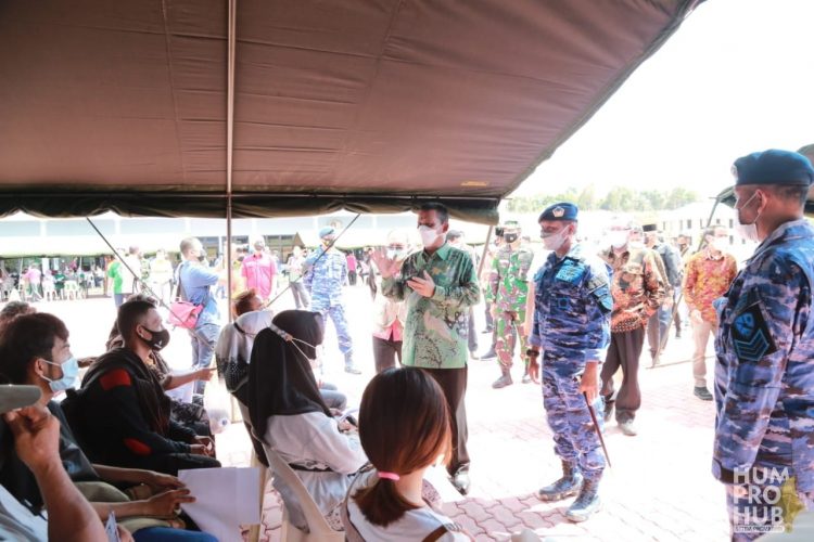 Gubernur Tinjau Vaksinasi di Lanud Hang Nadim