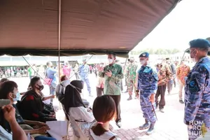Gubernur Tinjau Vaksinasi di Lanud Hang Nadim