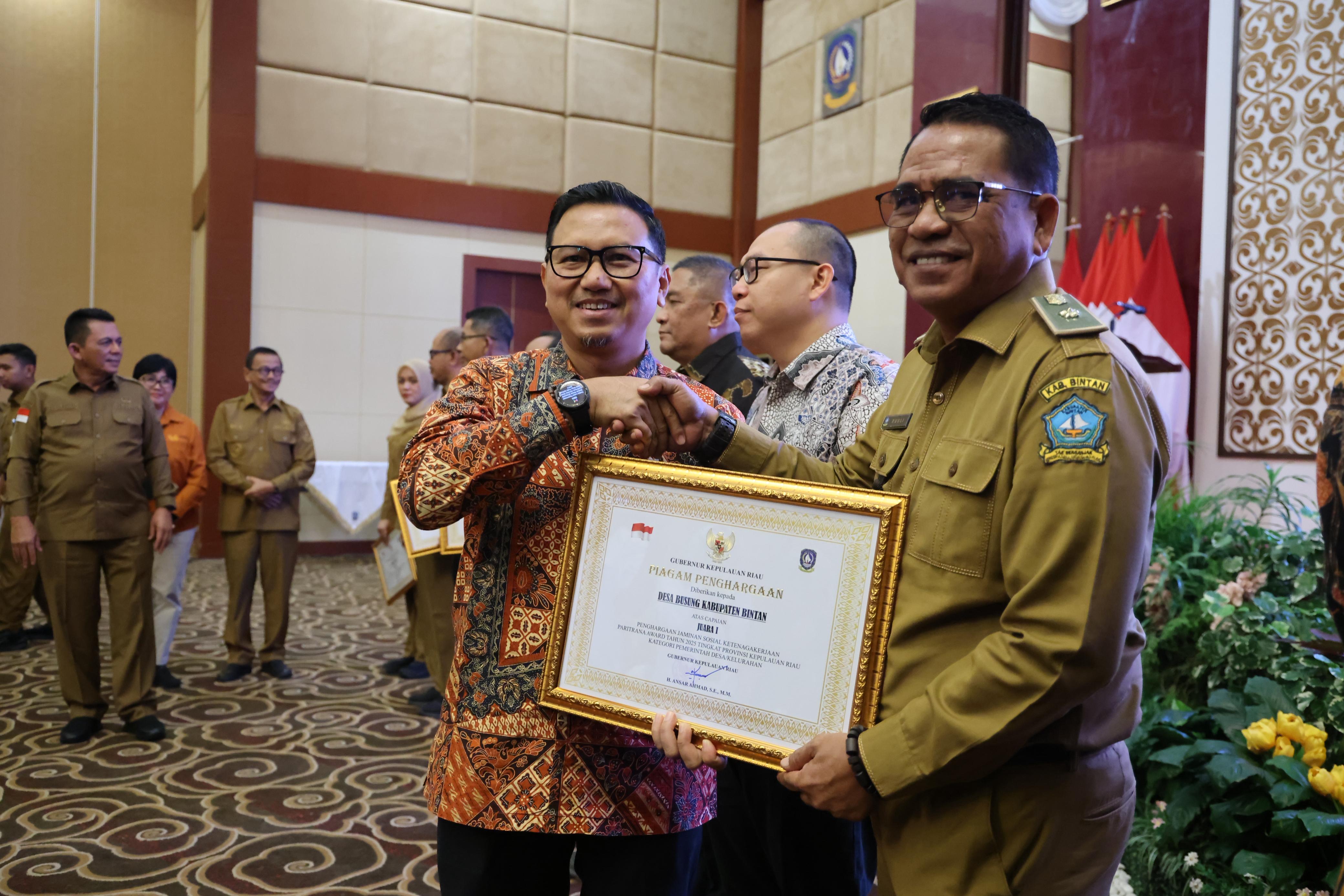 Gubernur Ansar Ahmad Serahkan Paritrana Award 2025: Dorong Perlindungan Sosial Bagi Pekerja Rentan di Kepri