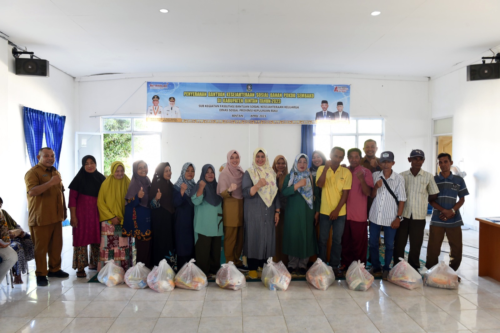 Dewi Ansar Bagikan 600 Paket Sembako Untuk Warga Desa Mantang, Bintan