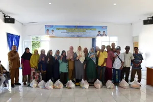 Dewi Ansar Bagikan 600 Paket Sembako Untuk Warga Desa Mantang, Bintan