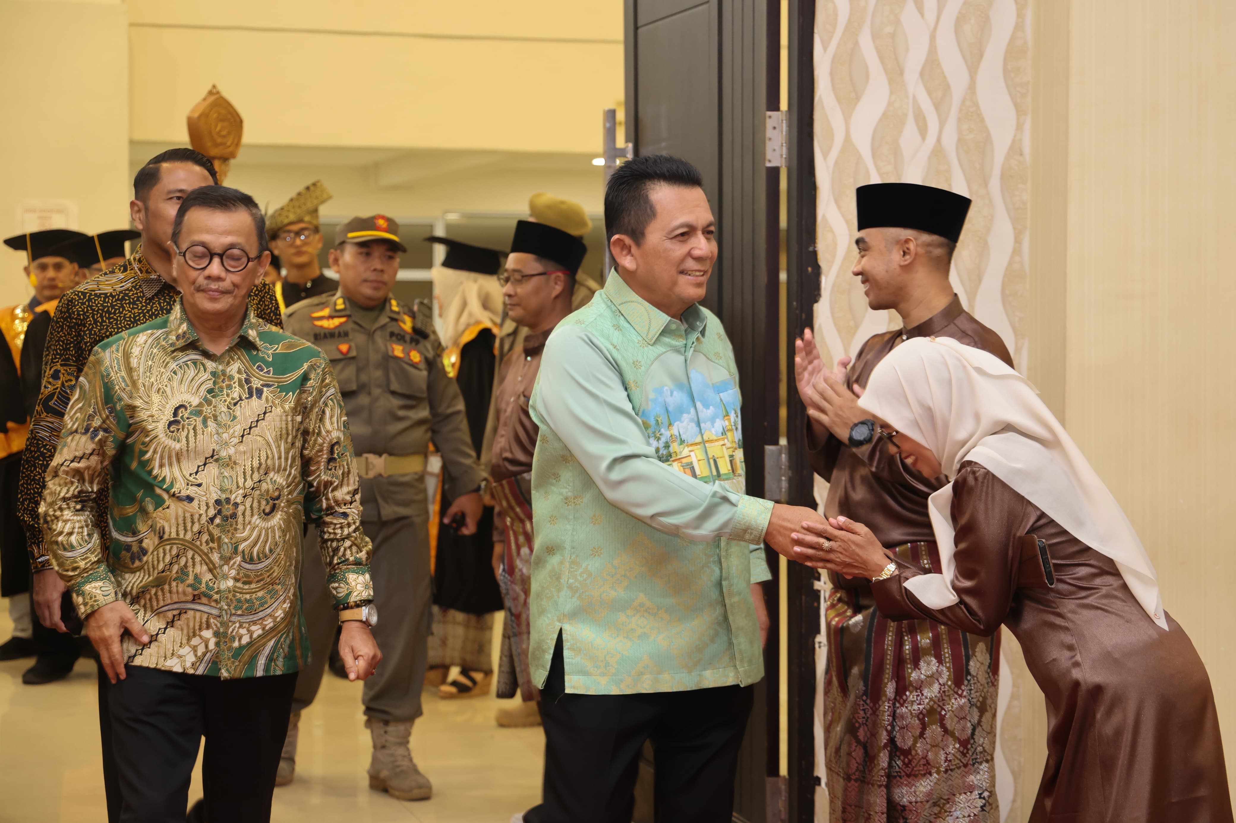 Hadiri Wisuda STISIPOL Raja Haji, Gubernur Ansar Tekankan Pentingnya SDM Adaptif