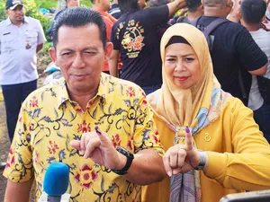 H.Ansar Ahmad & Keluarga Menggunakan Hak Pilih di TPS 002 Tanjungpinang Timur