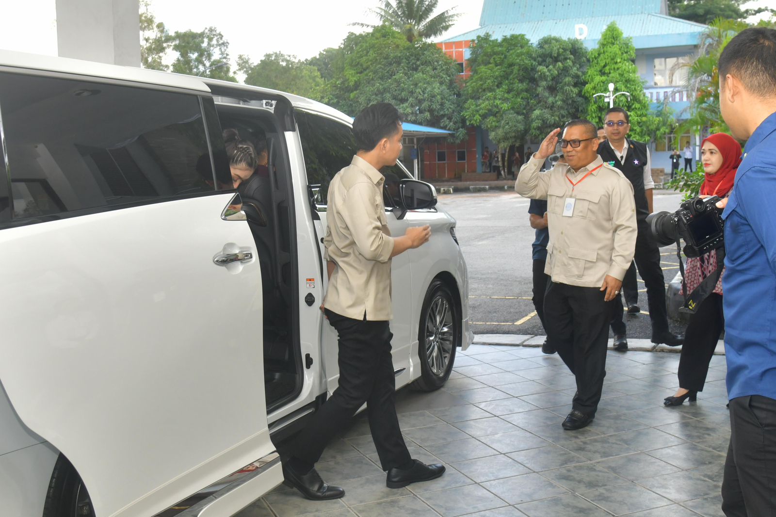 Mengawali Kunjungannya di Kepri Wapres Gibran Tinjau Program MBG di SMKN 1 Batam