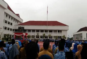 SEKDA TEKANKAN SEMANGAT KERJA BERSAMA DI UPACARA PERINGATAN HUT RI KE 72