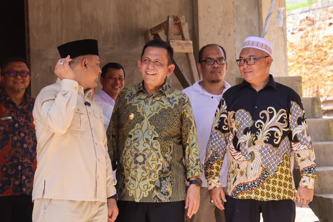 Gubernur Ansar dan Ketua DPRD Kepri Serahkan Bantuan untuk Nelayan di Pulau Kasu
