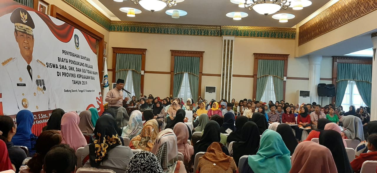 Beri Motivasi, Isdianto : Subuh Bantu Emak Motong Getah