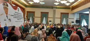 Beri Motivasi, Isdianto : Subuh Bantu Emak Motong Getah
