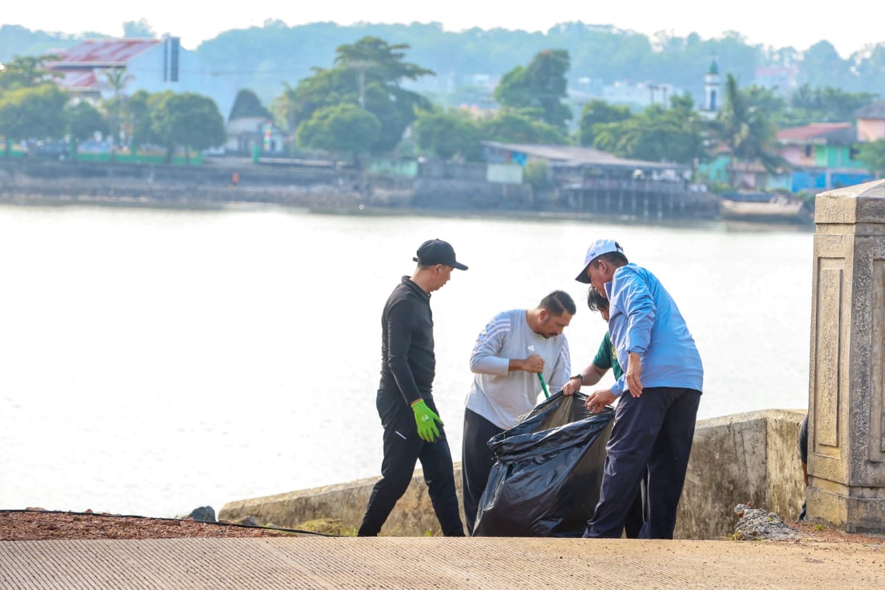 Gerakan Kamis Goro, Gubernur Ansar Pimpin Aksi Bersih-Bersih Kawasan Tepi Laut Tanjungpinang