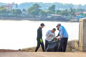 Gerakan Kamis Goro, Gubernur Ansar Pimpin Aksi Bersih-Bersih Kawasan Tepi Laut Tanjungpinang