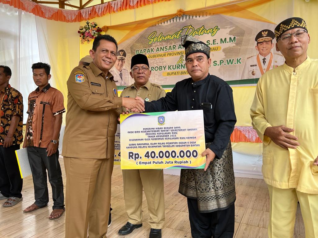Berkunjung ke Kecamatan Tambelan, Ansar Serahkan Bantuan Pertanian dan Hibah Rumah Ibadah