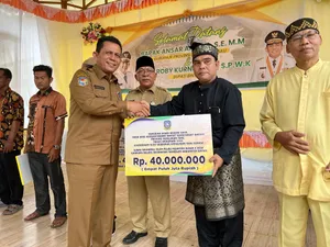 Berkunjung ke Kecamatan Tambelan, Ansar Serahkan Bantuan Pertanian dan Hibah Rumah Ibadah