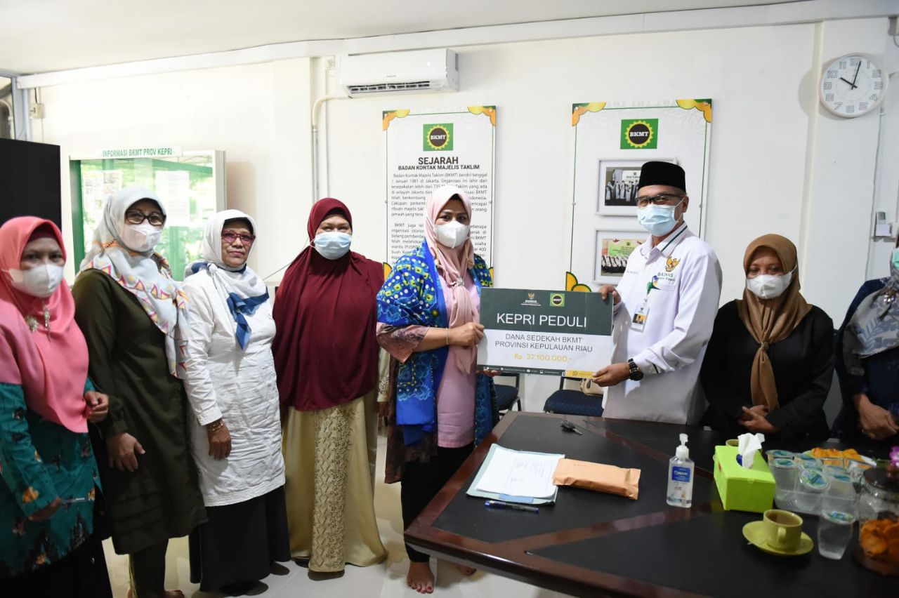 BKMT Kepri Berikan Bantuan Korban Erupsi Semeru 
