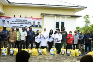 Dewi Ansar Silaturahmi dan Jalin Tali Asih Bersama Masyarakat Desa Air Glubi