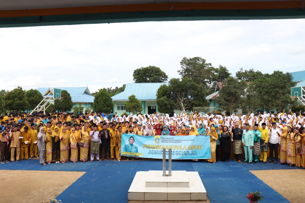 Dewi Ansar Hadiri Kegiatan RSUD RAT Goes To School di SMAN 1 Bintim & dan Resmikan Sanggar Busana di SMKN 1 Bintim