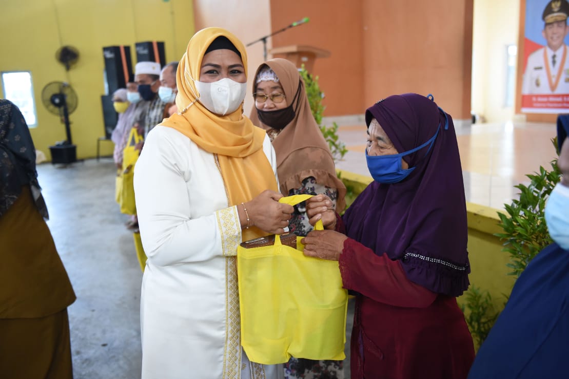 TP PKK Kepri Berikan 300 Paket Sembako Kepada Lansia - Peringati Hari Lansia Ke 25