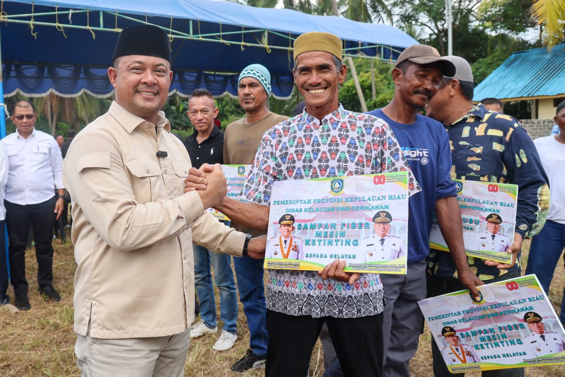 Gubernur Ansar dan Ketua DPRD Kepri Serahkan Bantuan untuk Nelayan di Pulau Kasu