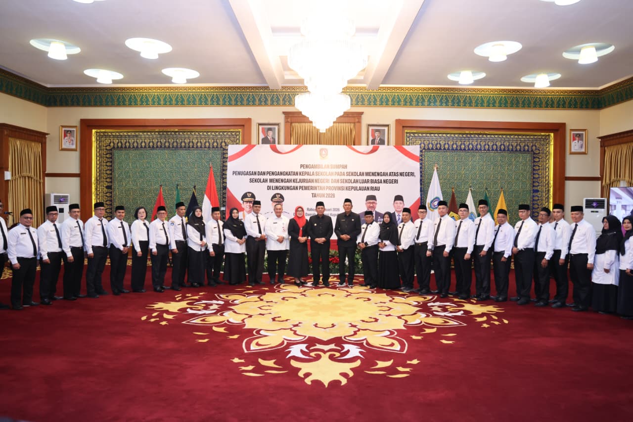 Gubernur Ansar Lantik Kepala Sekolah SMAN, SMKN, dan SLBN se-Kepri