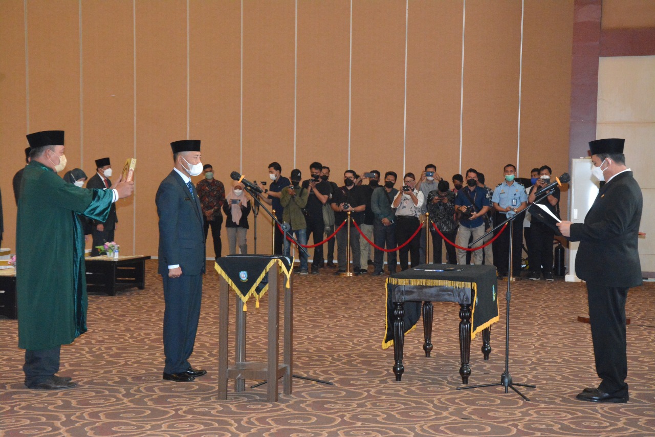 Gubernur Ansar Lantik Adi Prihantara Jadi Sekdaprov Kepri