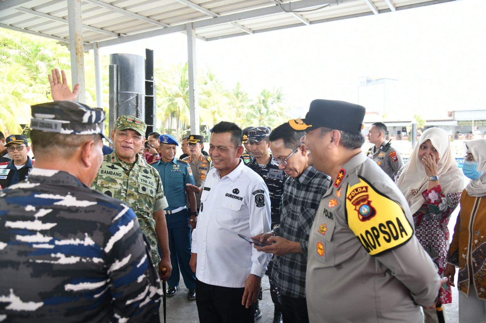 Gubernur Ansar Tinjau Pemudik di Pelabuhan Bintang  99 dan Harbour Bay Batu Ampar Batam
