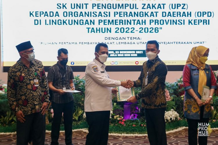 Gubernur Ansar Serahkan SK UPZ Untuk Optimalisasi ZIS di Lingkungan Pegawai