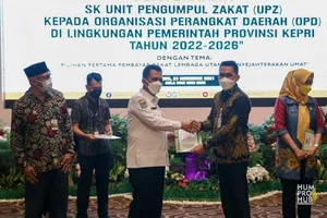 Gubernur Ansar Serahkan SK UPZ Untuk Optimalisasi ZIS di Lingkungan Pegawai