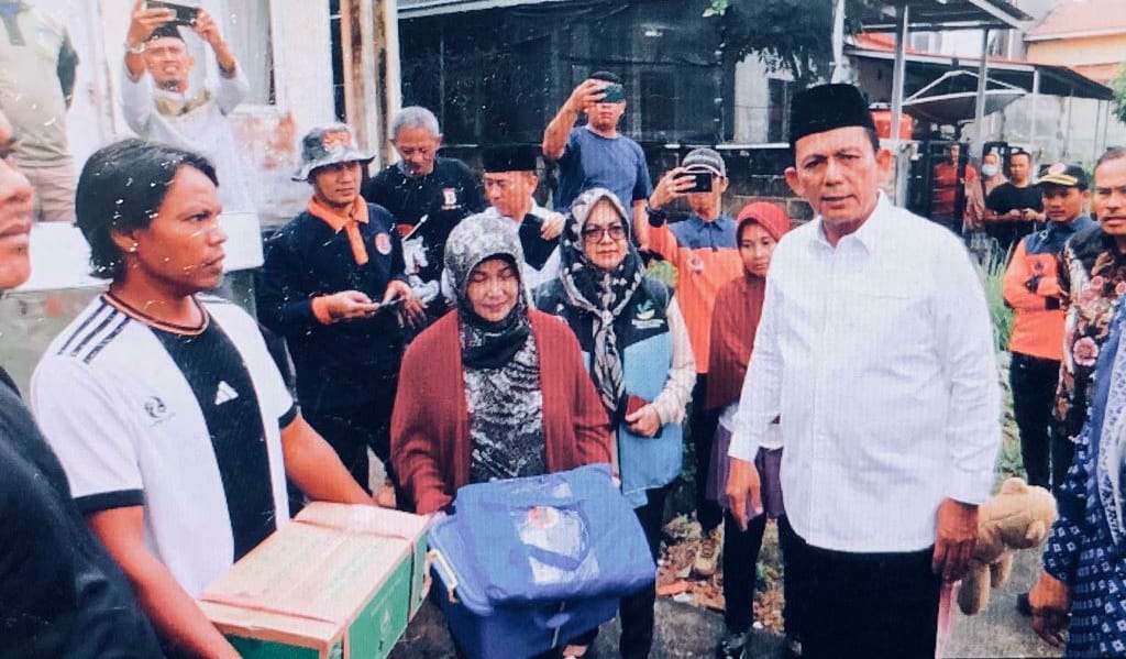 Gubernur Ansar Tinjau Lokasi Longsor dan Serahkan Bantuan Kepada Warga Terdampak di Tanjungpinang