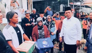 Gubernur Ansar Tinjau Lokasi Longsor dan Serahkan Bantuan Kepada Warga Terdampak di Tanjungpinang