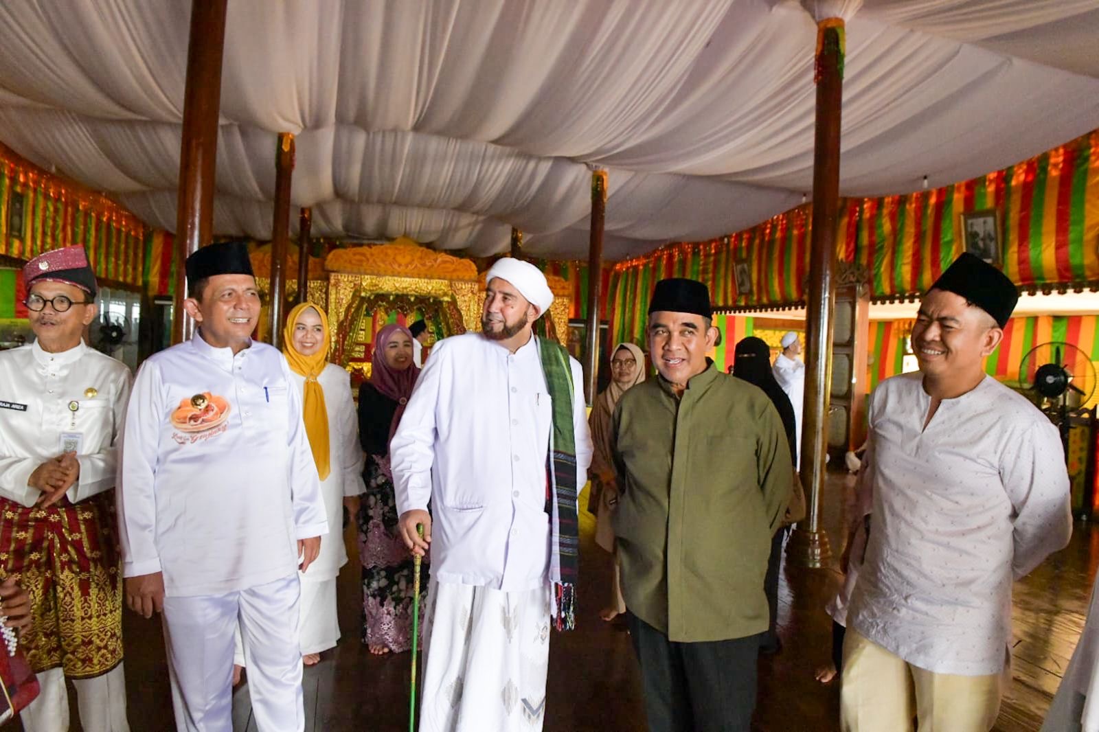 Gubernur Ansar Dampingi Ketua MPR RI dan Habib Syech Tunaikan Salat Jumat di Pulau Penyengat