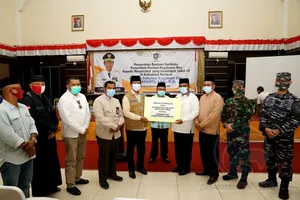 Pemprov Kepri Serahkan Bantuan 35 Ribu Paket Sembako untuk Warga Karimun Terdampak Covid-19
