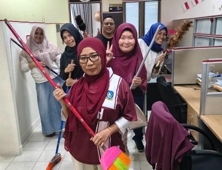 Kebersamaan ASN DKP2KH Provinsi Kepri Dalam Menjaga Kebersihan Kantor