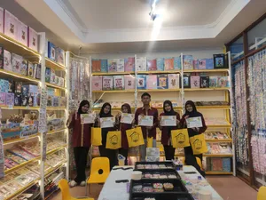 SERU... Siswa PKL SMKN 1 Gunung Kijang Belajar Kreasi dari manik-manik
