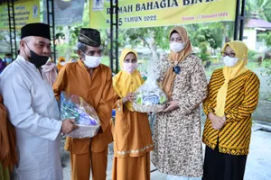 Dewi Ansar Kembali Serahkan Bantuan Bagi Lansia Rumah Bahagia Bintan