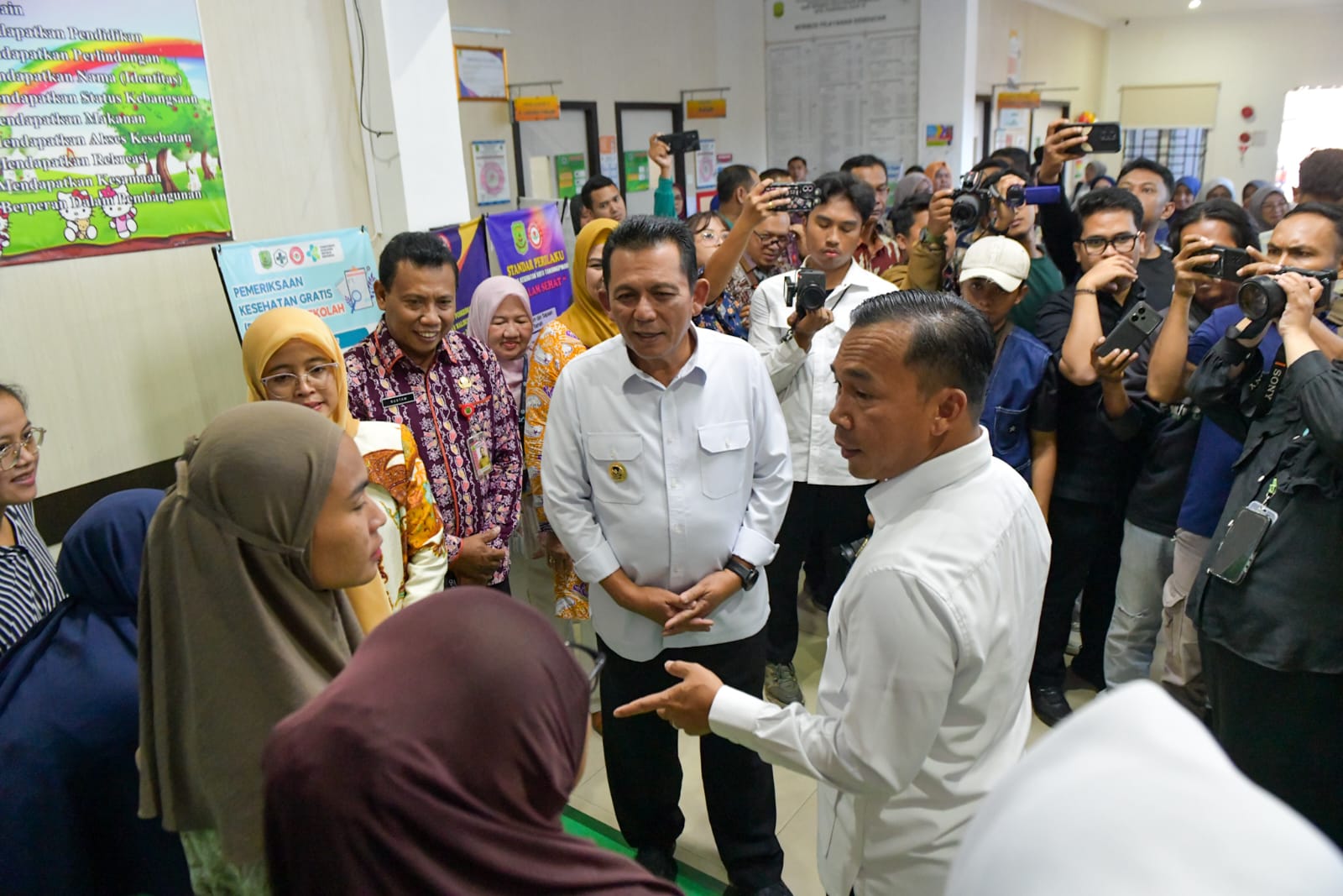 Menteri Wihaji dan Gubernur Ansar Tinjau Pelayanan KB Gratis di Puskesmas Batu X